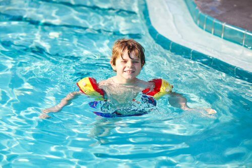 Limiter l'exposition au chlore de la piscine réduit les risques de développer des réactions allergies.