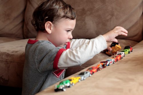 Grâce aux différents traitements et thérapies, l'autisme peut être soigné dans l'enfance et amélioré considérablement la vie de l'enfant.