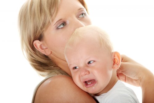 peut etre un mauvais reflexe d etre toujours dans les bras des parents