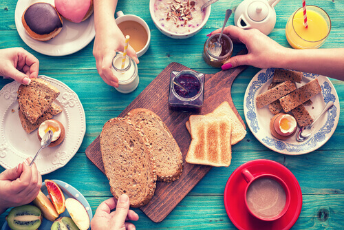 Prendre un petit déjeuner nutritif en famille encourage les enfants à manger et goûter aux nouveaux aliments. 