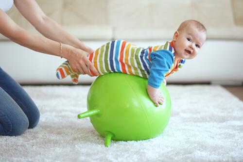 Les tapis d'éveil pour bébés stimulent leurs sens et augmente leur créativité.