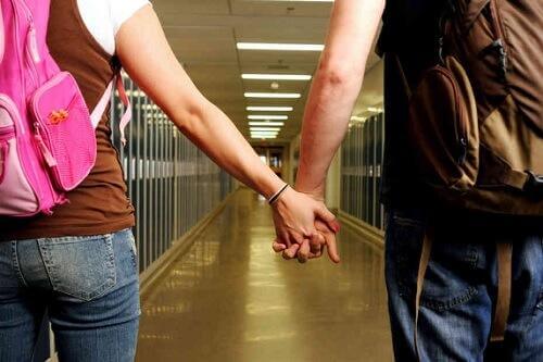 Deux adolescents se tiennent la main