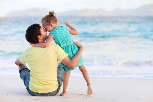 Un père et sa fille sur la plage complexe d'Électre