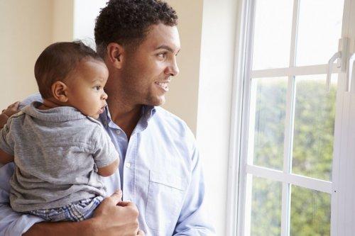 Un père profite de son congé paternité