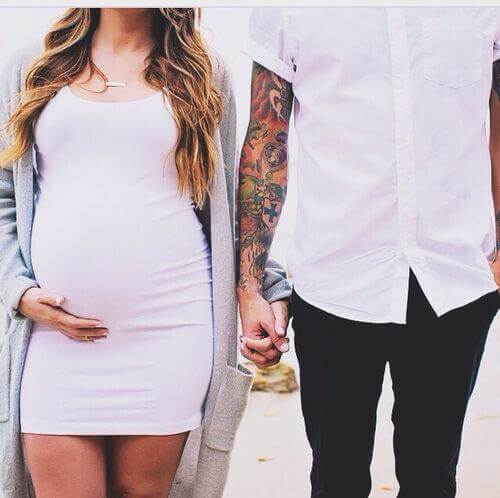 Un couple attend un enfant