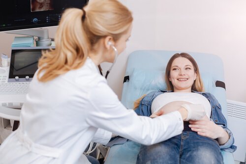 A partir de la semaine 22 de la grossesse, on peut écouter les battements rapides du cœur du fœtus à l'aide d'un stéthoscope.