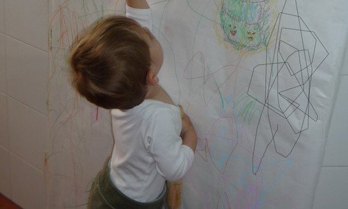 Avec l'aide de tableau à craie et de grandes feuilles cartonnées, on peut éviter que les enfants dessinent sur les murs.