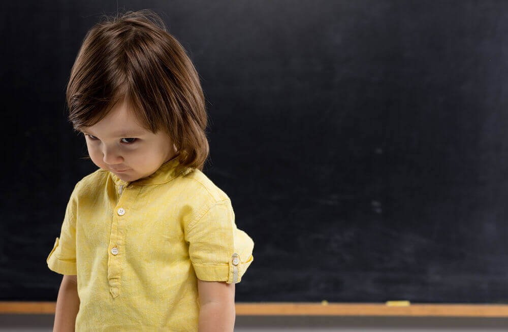 Un jeune enfant timide à l'école. 