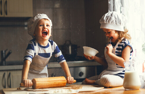 Des enfants qui s'amusent en cuisine