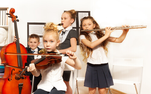 Des enfants en train de jouer en groupe