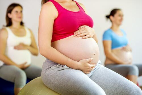 Des femmes enceintes réalisent des exercices