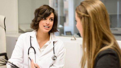 Une femme en consultation chez le médecin