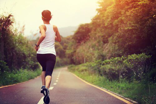 Faire de la marche avec un rythme soutenu aide à renforcer le dos et à éviter les complications futures.