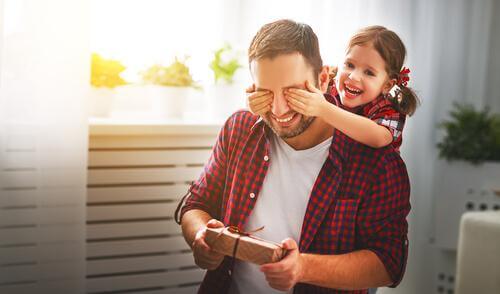 Une fille fait une surprise à son père