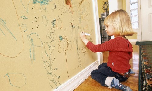 5 astuces pour éviter que les enfants dessinent sur les murs