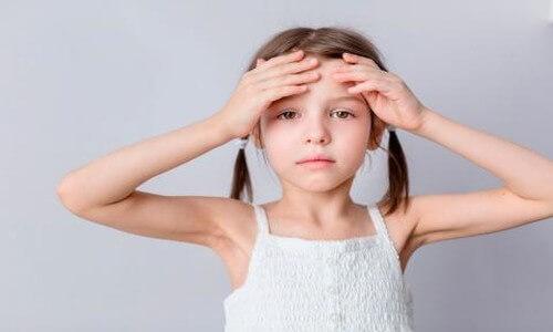 Une fille a mal à la tête