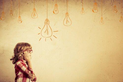 Une fille est concentrée