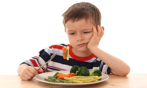 Un enfant ne veut pas manger ses légumes