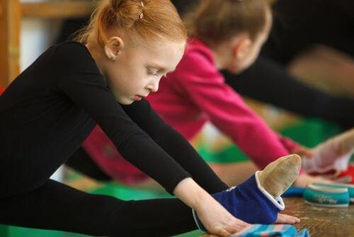 Des filles s'étirent