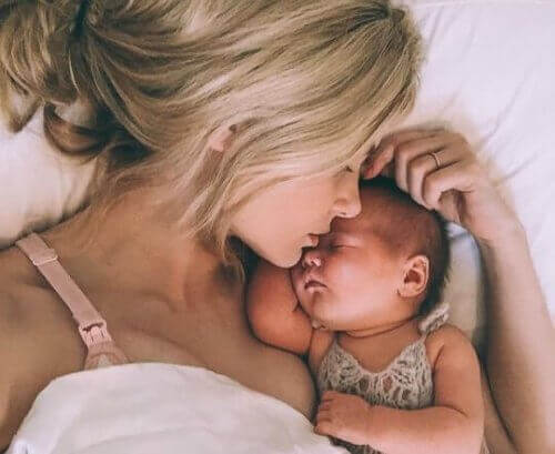 Être une jeune maman : avantages et conseils