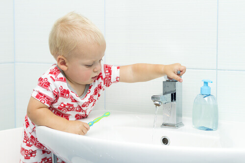 Se laver les dents et les mains plusieurs fois par jour fait partie des habitudes d'hygiène personnelle quotidienne.