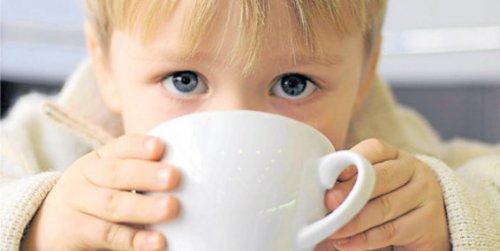 Un enfant boit du café