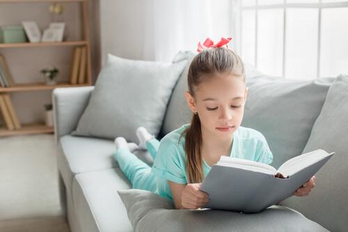 Une fille en train de lire