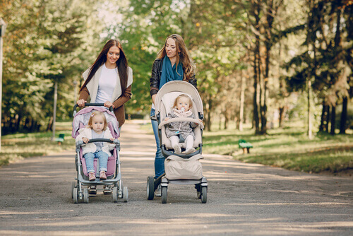se promener avec une poussette pour bébé