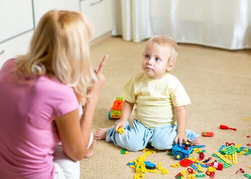 Une mère disputant son fils