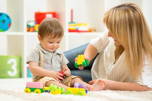 Une maman joue avec son fils