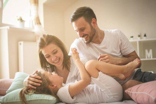 Des parents passent un bon moment avec leur enfant