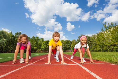 Des enfants disputent une course