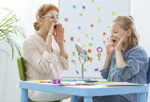 Une fille en rééducation chez l'orthophoniste