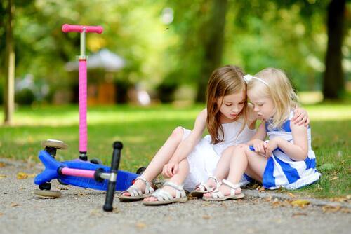 Deux filles s'entre-aident