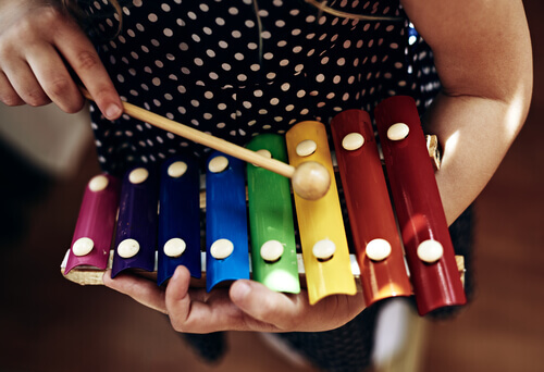 Un enfant qui joue du xylophone de la musique classique