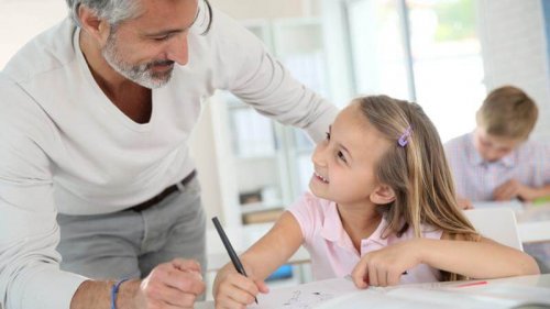 Un père aide sa fille à faire ses devoirs
