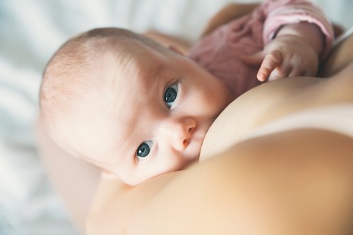 Lors des tétées du bébé, il est conseillé de boire un verre d'eau afin de rester bien hydratée et de combattre la fatigue.