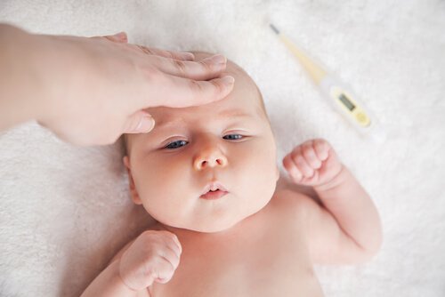 Les fameuses compresses froides sont efficaces pour faire baisser la fièvre des bébés.