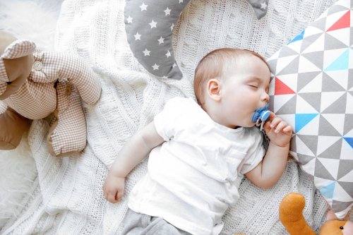Des études ont démontré que dormir avec la tétine diminuait les risques de mort subite du nourrisson.