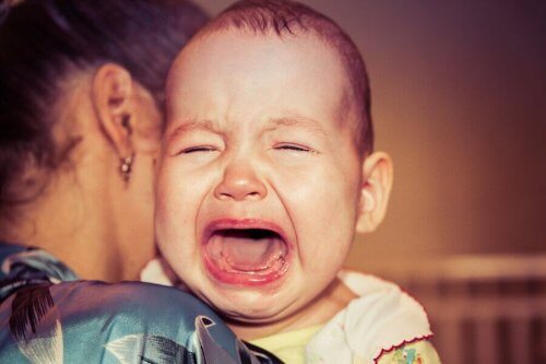 Pourquoi mon bébé se réveille toujours en pleurant ?