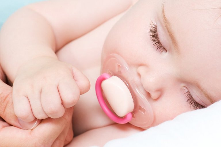 Est-il bon pour les enfants de dormir avec la tétine ?