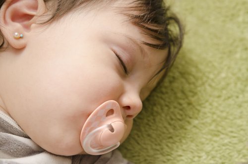 Dormir avec la tétine peut être très bénéfique pour les bébés qui sont agités et ne trouvent pas facilement le sommeil.