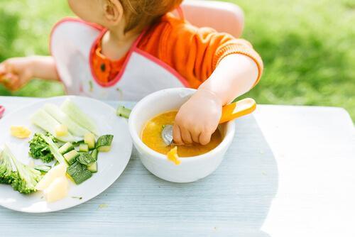 L’alimentation autonome du bébé : le laisser apprendre à manger seul ?