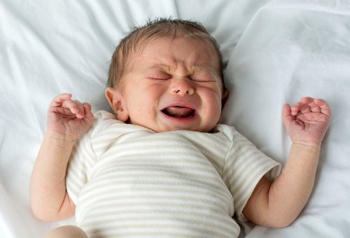 Les bébés peuvent pleurer en dormant