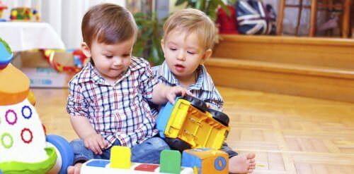 Dès le dixième mois de vie du bébé, il apprécie jouer avec d'autres enfants ou avec ses parents.