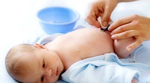Un bébé en train de se faire soigner son cordon