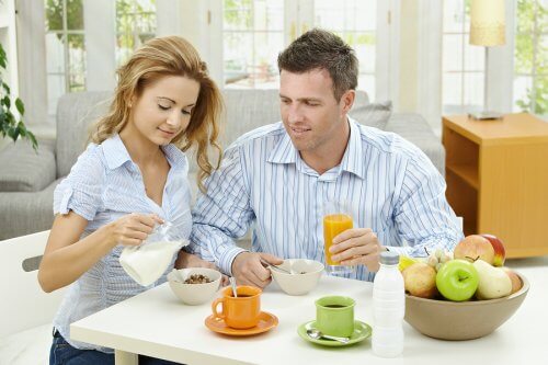 Un couple prend le petit-déjeuner