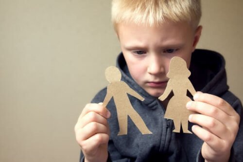 Un enfant triste de la séparation de ses parents