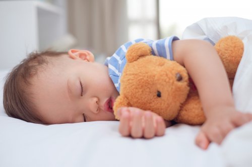 Le contact avec une peluche permet aux enfants de mieux dormir et de ne pas avoir peur.