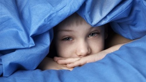 Le somnambulisme fait partie des troubles du sommeil chez les enfants, qui peut disparaître sans besoin de traitement.